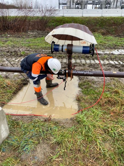 Our CP200DS X-ray generator and Go Scan 1510XR detector deployed on a pipeline inspection project under real fieldconditions. © SCI France