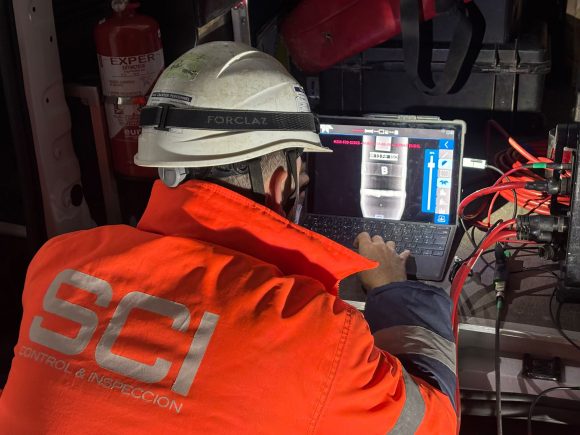 An SCI operator reviewing an inspection image in thefield with Sherlock NDT software. © SCI France