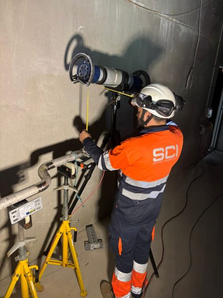 An SCI operator positioning our CP200DS X-ray generator and Go-Scan 1510 digital detector for the inspection of a smalldiameterpipeline.© SCI France